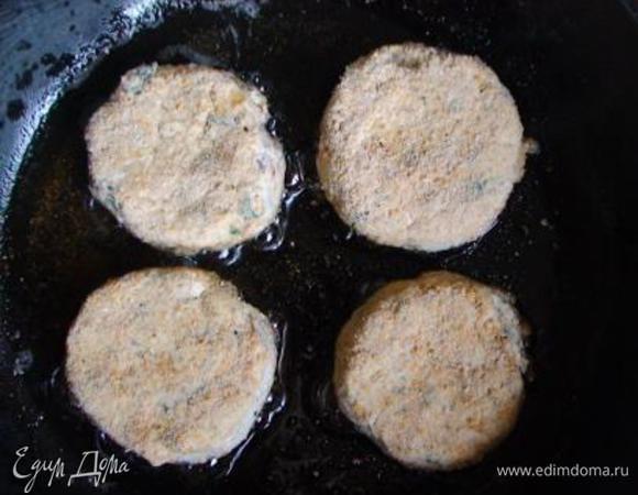 Обжарить на разогретом масле до румяности. Горячие выкладывать на салфетки, чтобы впитывались излишки масла.