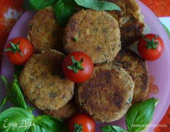 Подавать с овощами или с салатом.