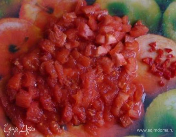 Очистить от кожуры и порезать на маленькие кусочки. Перец тоже нарезать мелко.