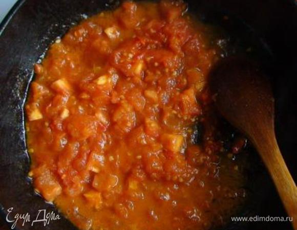 Добавить помидоры и перчик и протушить, помешивая, около 10 минут. Посолить.