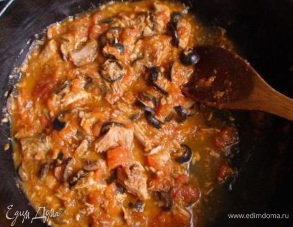 Добавить оливки, порезанные на кружочки, тунец и прогреть смесь.