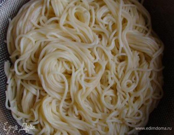 Пасту сварить в подсоленной воде, откинуть на дуршлаг.