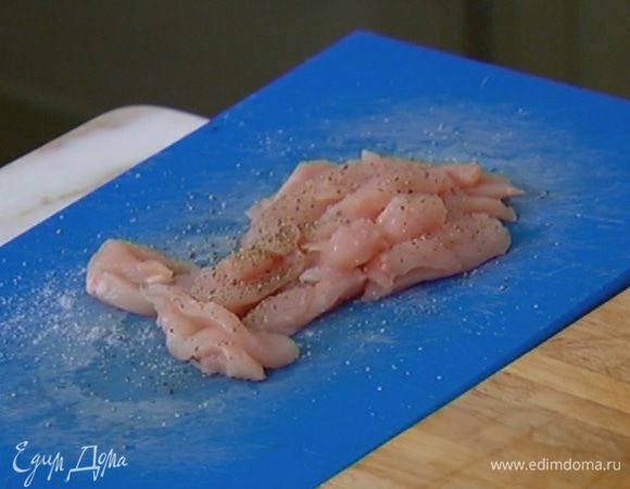 Курицу нарезать маленькими кусочками, посолить и поперчить.