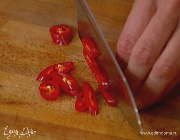 Перец чили нарезать кольцами (если не любите острое, удалите семена).