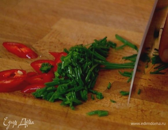 Шнитт-лук мелко порубить.