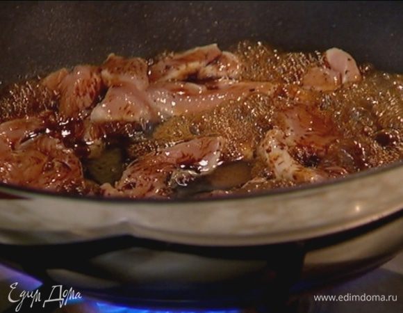 Разогреть в воке оливковое масло, выложить куриное мясо, влить кленовый сироп и соевый соус, добавить чеснок, перец чили, кунжут и перемешать. Обжаривать 4–5 минут. 