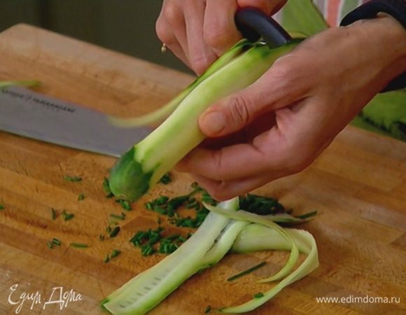 Огурец почистить и овощечисткой нарезать его тонкими длинными полосками.