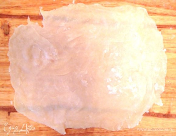 Потом тесто тонко раскатать и нарезать (по размерам формы для выпекания). Готовые пластики теста переложить на посыпанную мукой доску и дать подсохнуть.

