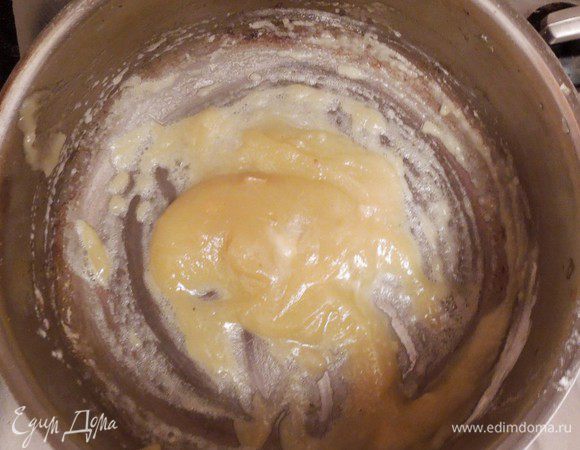 В кастрюле, на маленьком огне, растопить сливочное масло.
сыпать муку и перемешать, продолжая нагревать масляно-мучную смесь.
