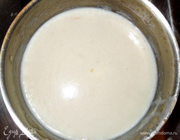 Небольшими порциями влить 300 мл холодного молока, постоянно помешивая лопаткой. Добавить щепотку мускатного ореха и поперчить. Готовить до загустения соуса.

