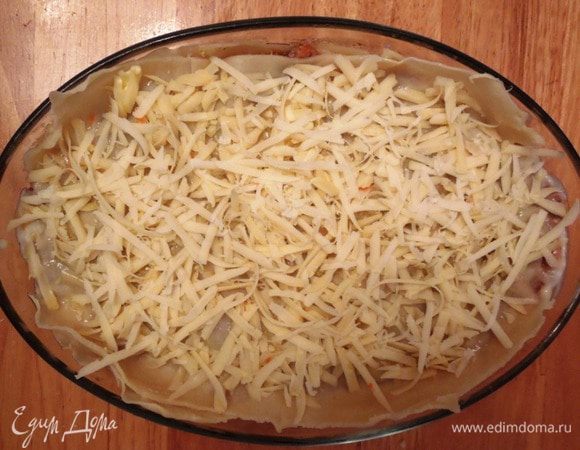 Верхний лист смазать маслом и посыпать пармезаном, после чего запекать на сильном огне в духовке, примерно 30 минут.