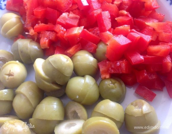 Нарезать оливки и перец небольшими кусочками.
