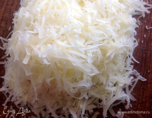Пармезан натереть на мелкой терке.
