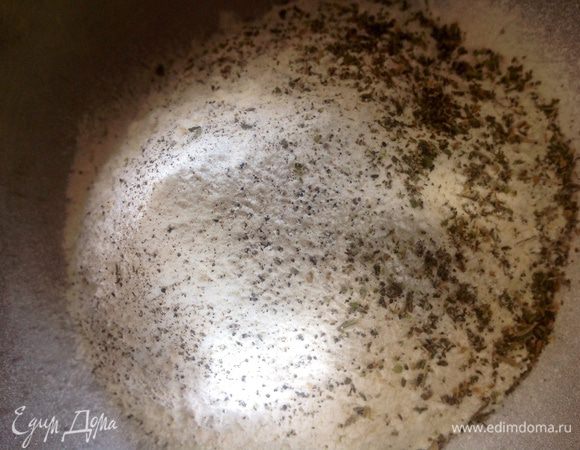 Просеять муку с содой, разрыхлителем и солью. Так же добавить по щепотки черного перца и смеси трав.

