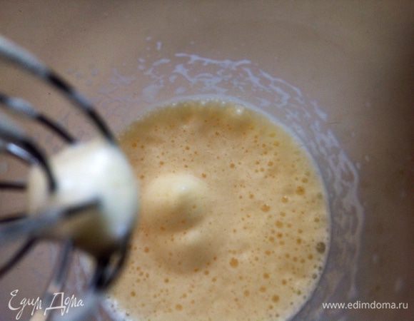 Хорошо взбить яйца (минуты 3-5).