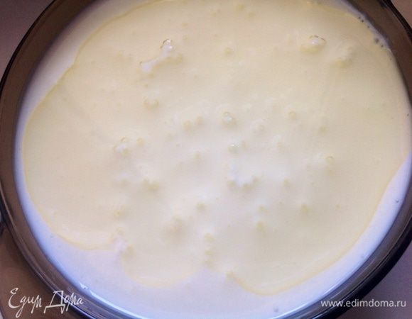 Кефир смешать с оливковым маслом.
