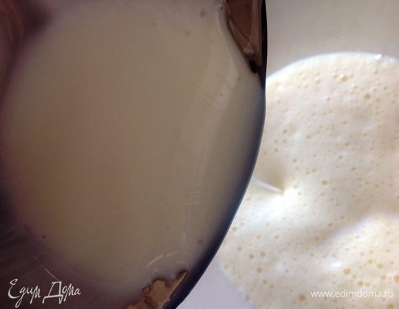 Затем кефир соединить с яичной смесью, и еще раз хорошо взбить.  