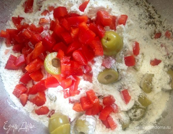 Подмешать к муке оливки, перец....
