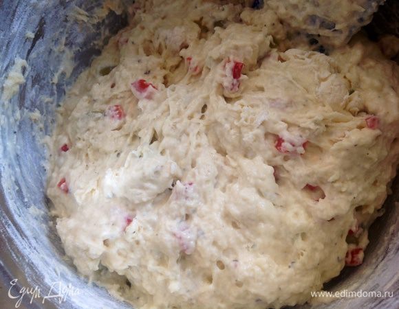 Сделать в центре муки углубление, влить смесь кефира с яйцами. Перемешать до получения густого, липкого теста.
