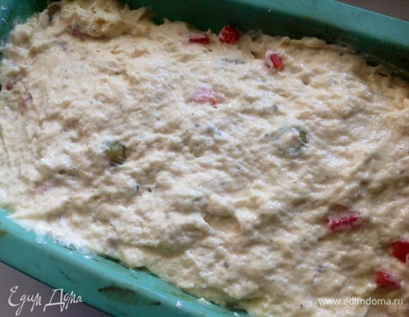 Тесто выложить в форму,разровнять поверхность.
