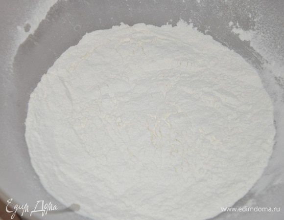 Печем бисквит. Духовку нагреть до 180 гр. С., Муку просеять с разрыхлителем. 