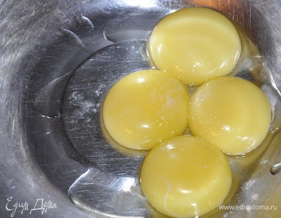 Разделить яйца на белки и желтки. Желтки взбить ванильным сахаром и муку, смешанную с разрыхлителем. 