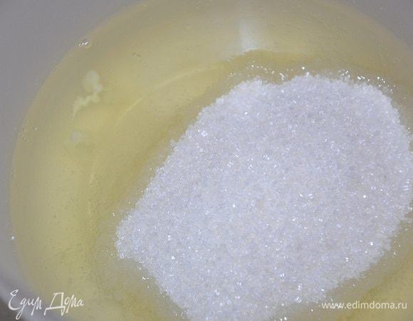 Белки взбить с щепоткой соли и сахаром в пену. Подмешать желтки, ванильный сахар. 