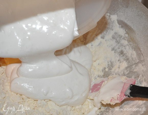 Осторожно смешать желтки с мукой и белками. 