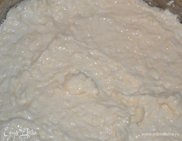 Выложить бисквитную массу в разъемную форму (у меня диаметром 23 см), выстеленную пекарской бумагой. 