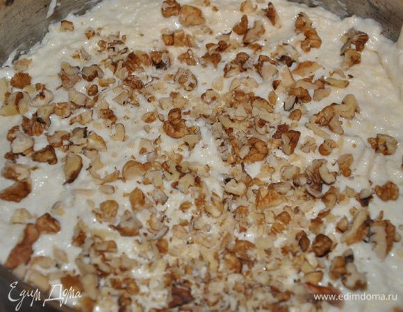 Посыпать орехами и выпекать 15-20 минут. 