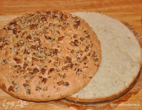 Вынуть корж их духовки. Дать остыть. Бумагу удалить. после того, как он остынет разделить на 2 коржа. Если у вас есть 2 одинаковые разъемные формы, вы можете сразу поделить тесто на 2 части и выпекать каждую часть по отдельности.
