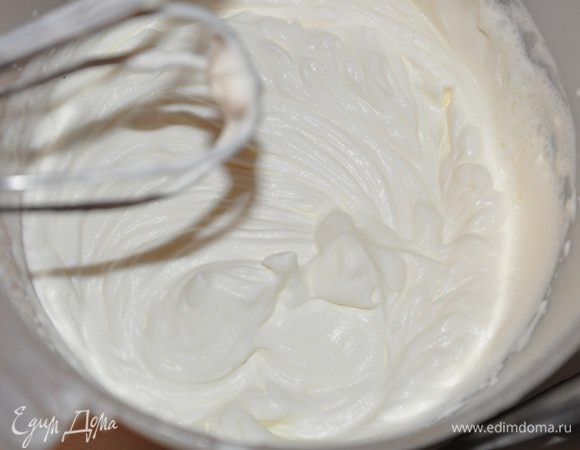 Сливки взбить в пену. Желатин замочить в холодной воде и дать ему набухнуть,