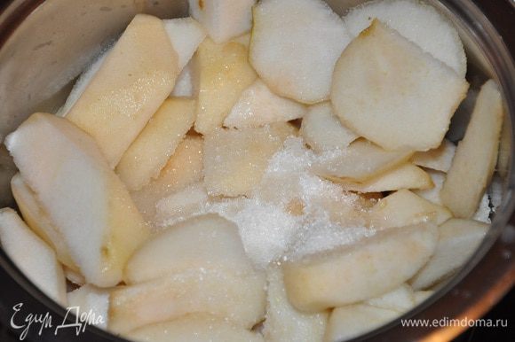 Для грушевого пюре нужно почистить и порезать кубиками 5-6 груш крупных, проварить их с ванильным сахаром минут 5 и пюрировать.
