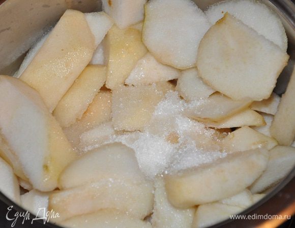 Для грушевого пюре нужно почистить и порезать кубиками 5-6 груш крупных, проварить их с ванильным сахаром минут 5 и пюрировать. 