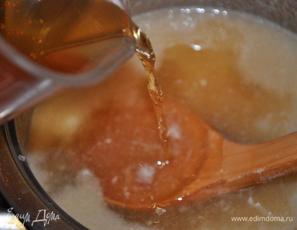 После чего снова подогреваем грушевое пюре и снимаем с огня. Желатин растворить в горячем грушевом пюре, подмешать сок и цедру лимона Вливаем в пюре грушевый ликер, белое вино, корицу, сахар и все перемешиваем до однородного состояния. Дать остыть и когда масса слегка загустеет добавить взбитые сливки.Крем получается негустой. Если вы заменяете ликер и вино грушевым соком, то сока возьмите равное суммарному количеству алкоголя.