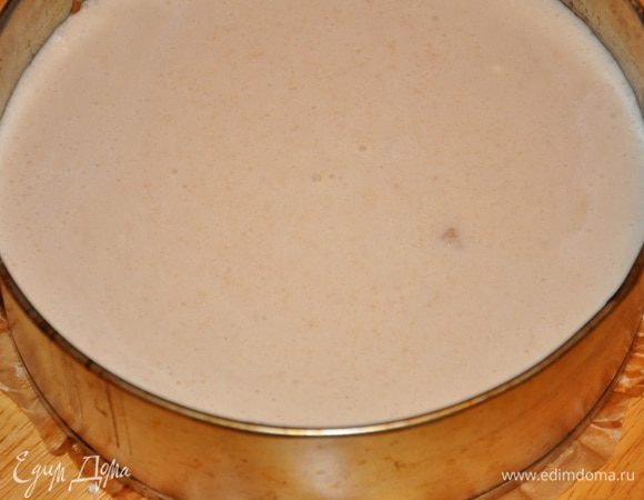 Собираем торт. Один корж выкладываем на дно формы, намазываем кремом для торта 