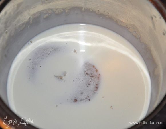 Панна котта. Желатин замочить в холодной воде (2 ст.л.),дать набухнуть. Сливки смешать с сахаром, и ванильным сахаром и подогреть постоянно перемешивая, чтобы сахар полностью растворился. Желатин растворяем в горячих сливках, процеживаем через сито и 