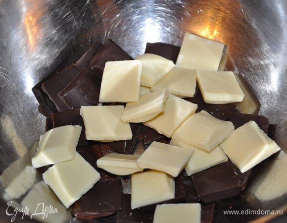 Глазурь. Шоколад разломать на кусочки, и растопить на водяной бане. Растопленный шоколад перелить в корнетик или в кондитерский мешок с тонкой насадкой.