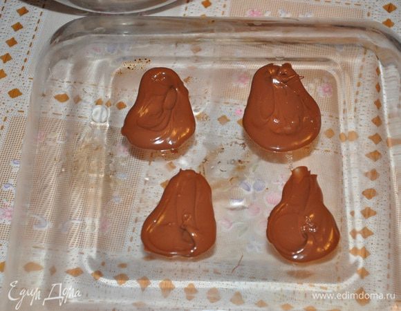 и на охлажденной стеклянной досточке или на дне формы (как я) сделать узор в виде груши или другие фигурки. Посыпать рубленными орехами наши фигурки и дать затвердеть. 
