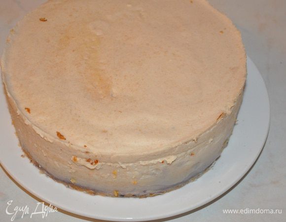 Украшаем торт. Снять осторожно разъемную форму (лучше предварительно перед тем, как залить грушевый крем, обмотать края формы кулинарной лентой или вырезать ленту из пергамента) 