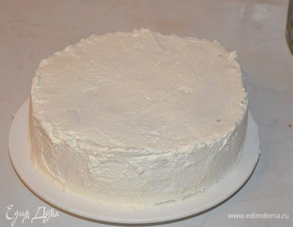 сливки взбить в пену с пудрой. Обмазать края торта взбитыми сливками