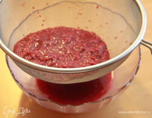Убираем с плиты, процеживаем через сито, протираем пюре. Косточки должны остаться на сите.