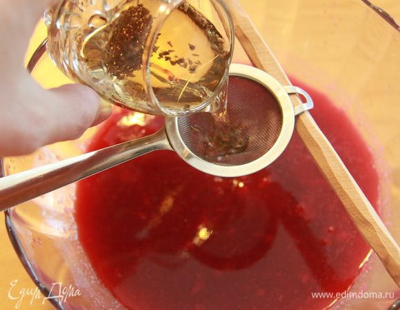 В малиновый сок-пюре добавляем  анисовую настойку, перемешиваем. Наш ликёр готов. Вы, конечно, знаете: настоящий ликёр Аlchermes имеет в составе спирт, пряные специи, а также кошениль - насекомое, из самок которого добывают красящее вещество кармин (пищевая добавка Е 120). Малиновый сок как нельзя ближе подходит по цвету.