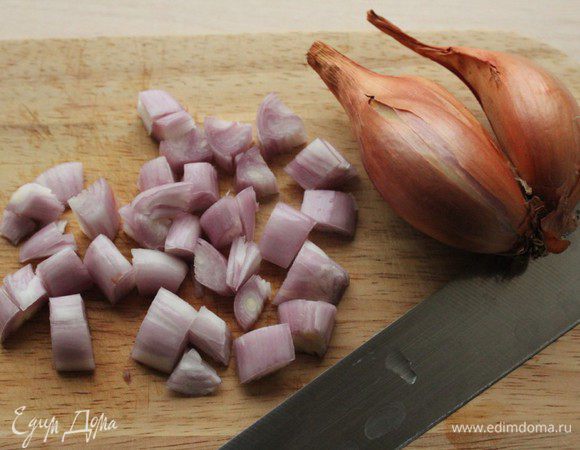 Лук порубить средним кубиком, чеснок - мелко.