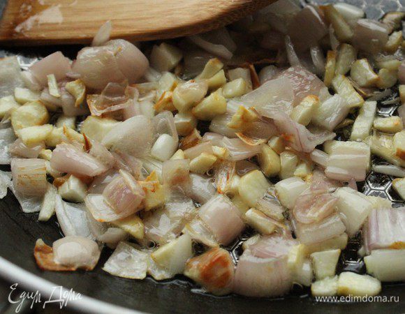 Обжарить на оливковом масле до золотистого цвета (3-4 минуты).