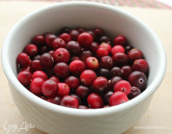 Клюкву помыть, розмарин мелко порубить.