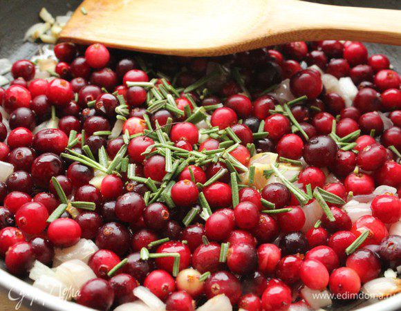 Добавить в сковороду с луком клюкву и розмарин, влить 150 мл воды, посолить и тушить под крышкой 5 минут на слабом огне.