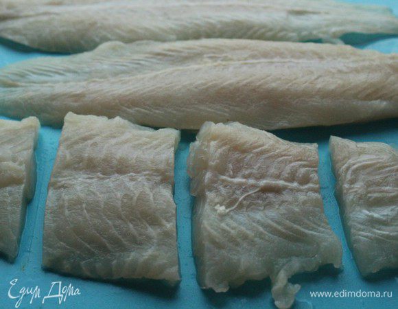 Фили помыть, обсушить и нарезать крупными кусками.