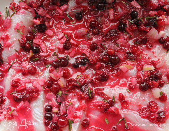 Залить рыбу соусом и запекать 30 минут при температуре 180 градусов.