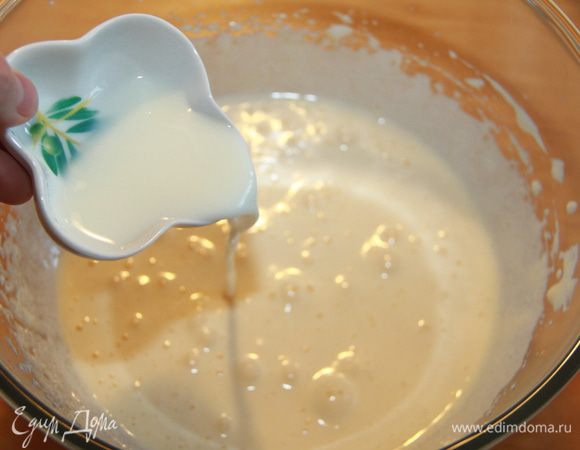 Готовим бисквит для рулета. Яйца взбиваем до пышной пены с сахаром. Добавляем молоко.